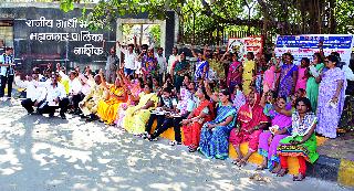 To halt the hutment dwellers before the municipal corporation | घरपट्टीसाठी झोपडीधारकांचे महापालिकेसमोर धरणे