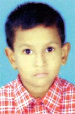 The boy on the birthday crashed into the bus | वाढदिवसाला गेलेला बालक बसखाली चिरडला The boy on the birthday crashed into the bus | वाढदिवसाला गेलेला बालक बसखाली चिरडला