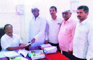 DeshGujarat: A complaint has been made by villagers; Members of the opposition against Vasapati Sarpanch | चौकशीची मागणी : अस्ताणेत ग्रामस्थांनी केली तक्रार; वासाळीत सरपंचाविरुद्ध सदस्यांनी थोपटले दंड DeshGujarat: A complaint has been made by villagers; Members of the opposition against Vasapati Sarpanch | चौकशीची मागणी : अस्ताणेत ग्रामस्थांनी केली तक्रार; वासाळीत सरपंचाविरुद्ध सदस्यांनी थोपटले दंड