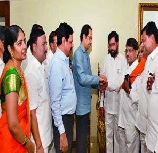 Congress-NCP's five corporators, Shiv Mandir | कॉँग्रेस-राष्ट्रवादीचे ५ नगरसेवक शिवबंधनात Congress-NCP's five corporators, Shiv Mandir | कॉँग्रेस-राष्ट्रवादीचे ५ नगरसेवक शिवबंधनात