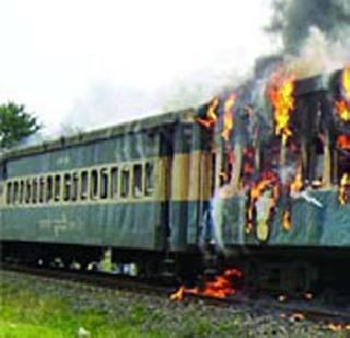 Burning train causes two villages to be empty | बर्निंग ट्रेनमुळे दोन गावे केली रिकामी