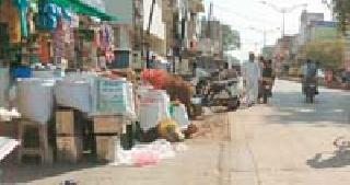 More than half of the stores are kept on the road | दुकानांमधील अर्धेअधिक साहित्य ठेवले जाते रस्त्यावर