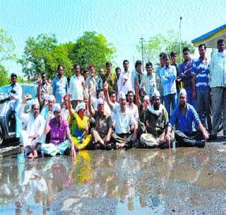 Lights on the main streets; Stuck on A's side | मुख्य रस्त्यांवर पाण्याचे लोट; ‘आप’चा रस्त्यावर ठिय्या Lights on the main streets; Stuck on A's side | मुख्य रस्त्यांवर पाण्याचे लोट; ‘आप’चा रस्त्यावर ठिय्या
