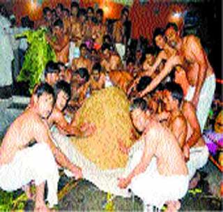 The keynote of 7 quintals 35 kg | ७ क्विंटल ३५ किलोचा महारोठ