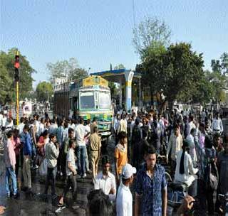 Predatory traffic and the victim of a pinch taken by potholes | बेताल वाहतूक अन् खड्डय़ांनी घेतला चिमुकल्याचा बळी