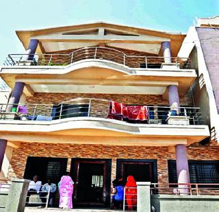 Saswada Raid; 40 robbers robbed! | सासवडला दरोडा; ४0 तोळे लुटले! Saswada Raid; 40 robbers robbed! | सासवडला दरोडा; ४0 तोळे लुटले!