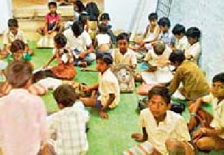 Auto-fill school at Navkhala | नवखळा येथे भरते स्वयंस्फूर्तीने रात्रीची शाळा