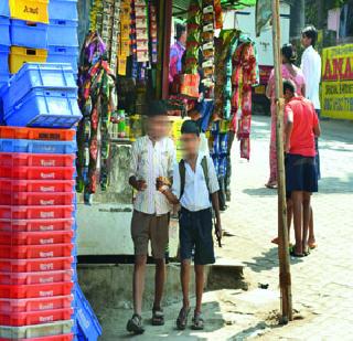 Learn about death around school | शाळांभोवती मृत्यूचा विळखा