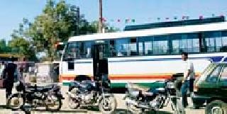 Illegal commute traffic from Chimur Bus Station | चिमूर बसस्थानकापुढेच अवैध प्रवासी वाहतूक