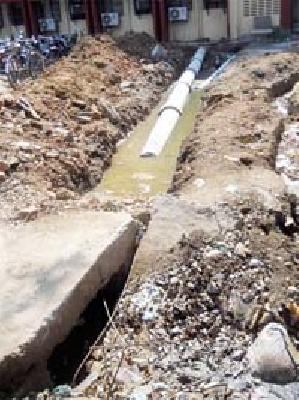 Wasted cravings for everyone | सांडपाण्याच्या दुर्गंधीने सारेच त्रस्त Wasted cravings for everyone | सांडपाण्याच्या दुर्गंधीने सारेच त्रस्त