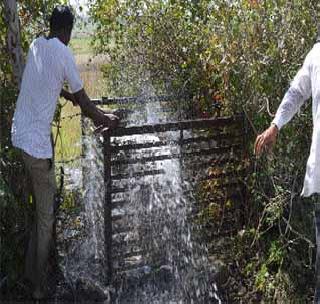 Use of water for the main water channel | मुख्य जलवाहिनीवरून अवैध पाणी वापर सुरूच