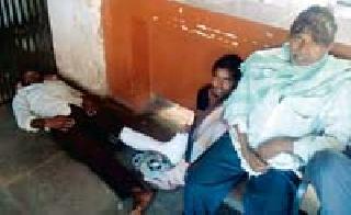 Severe patient sleeping on the ground | गंभीर रूग्ण झोपतात जमिनीवर