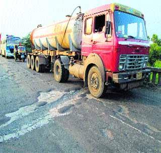 Nandura-Khamgaon road became painful! | नांदुरा-खामगाव मार्ग झाला वेदनादायी !