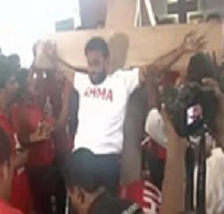 Amma supporters took nails on the cross | अम्मा समर्थकाने घेतले क्रूसावर खिळे ठोकून Amma supporters took nails on the cross | अम्मा समर्थकाने घेतले क्रूसावर खिळे ठोकून