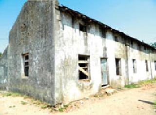 HSC examination in the Umbrella shadow | असुविधांच्या छायेत बारावीची परीक्षा