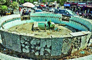 Red flush on encroachment by anti-encroachment squad | अतिक्रमणविरोधी पथकाकडून अतिक्रमणावर लाल फुली