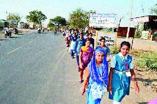 Tribal: Lack of basic amenities in the hostel | आदिवासी : वसतिगृहात मूलभूत सुविधांचा अभाव