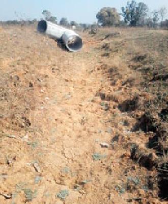 Navegaonbandha water does not reach Barabhatti | नवेगावबांधचे पाणी बाराभाटीला पोहोचतच नाही Navegaonbandha water does not reach Barabhatti | नवेगावबांधचे पाणी बाराभाटीला पोहोचतच नाही