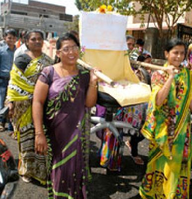 The funeral of the Executive Engineer's chair | कार्यकारी अभियंत्याच्या खुर्चीची प्रेतयात्रा