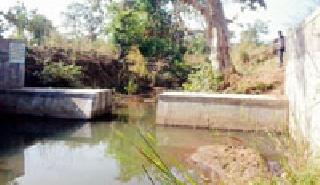 Without stopping the storage | साठवण बंधारा फाटकाविना Without stopping the storage | साठवण बंधारा फाटकाविना