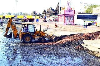 Midnight Commissioner's invasion of Godaghat | गोदाघाटावर मध्यरात्री आयुक्तांची स्वारी Midnight Commissioner's invasion of Godaghat | गोदाघाटावर मध्यरात्री आयुक्तांची स्वारी