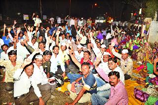 On the next day, the 'Birhad' movement started | दुसऱ्या दिवशीही ‘बिऱ्हाड’ आंदोलन सुरूच