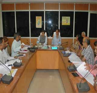 Review of development works taken by Patil | पाटील यांनी घेतला विकास कामांचा आढावा