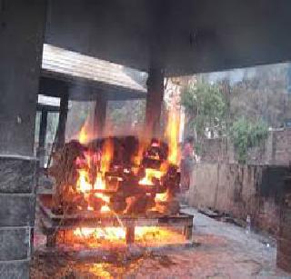 The father gave his father a fierce paper | वडिलांना अग्नी देऊन दिला बारावीचा पेपर