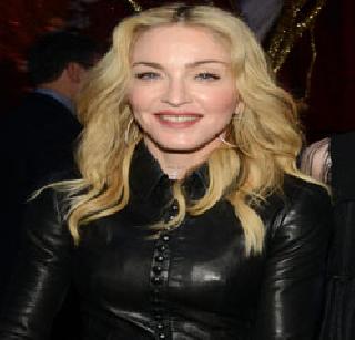 Madonna fell on stage | मेडोना स्टेजवरून पडली Madonna fell on stage | मेडोना स्टेजवरून पडली