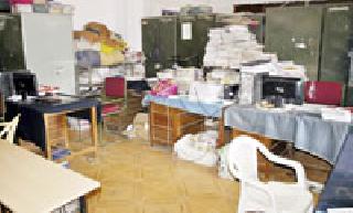 Employee chairs in the documentary! | दस्तावेजाच्या पसाऱ्यात कर्मचाऱ्यांच्या खुर्च्या !