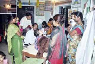 Work to remove Aadhar card in dark room | अंधाऱ्या खोलीत आधार कार्ड काढण्याचे काम