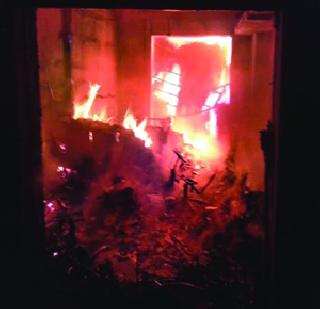 A fire service to the Auto Service Center in Mahad | महाडमध्ये आॅटो सर्व्हिस सेंटरला आग