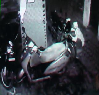 Capture petrol thieves in CCTV cameras | सीसीटीव्ही कॅमेऱ्यात पेट्रोल चोरटे कैद