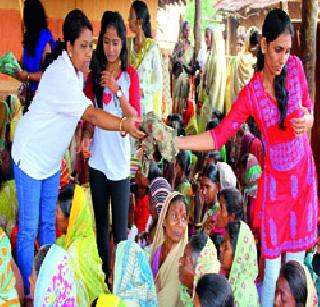 'Project Fondry' members help the needy! | ‘प्रोजेक्ट फँड्री’च्या सदस्यांची गरजूंना मदत!