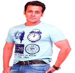 Salman accompany tribals to Dhamal | सलमानची आदिवासींसोबत धमाल Salman accompany tribals to Dhamal | सलमानची आदिवासींसोबत धमाल