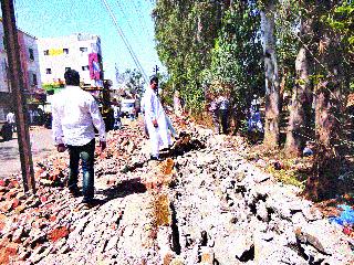 A wall of twelve feet height collapses | बारा फूट उंचीची भिंत कोसळली A wall of twelve feet height collapses | बारा फूट उंचीची भिंत कोसळली