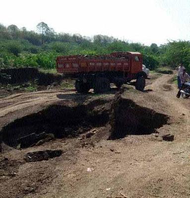 Illegal excavation of sand in Marna river bed; Two vehicles seized | मोर्णा नदीपात्रात रेतीचे अवैध उत्खनन; दोन वाहने जप्त Illegal excavation of sand in Marna river bed; Two vehicles seized | मोर्णा नदीपात्रात रेतीचे अवैध उत्खनन; दोन वाहने जप्त