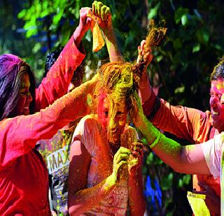 Mumbaikar went down to the color | रंगात न्हाऊन निघाले मुंबईकर