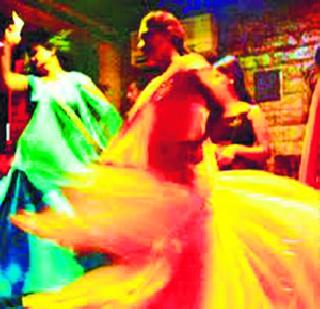 In the bar, the 'Chhamcham' | पोलिसांची पाठ फिरताच बारमध्ये ‘छमछम’