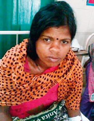 Woman suffers from drunkenness | दारूबंदीच्या मुद्यावरून महिलेला बेदम मारहाण Woman suffers from drunkenness | दारूबंदीच्या मुद्यावरून महिलेला बेदम मारहाण