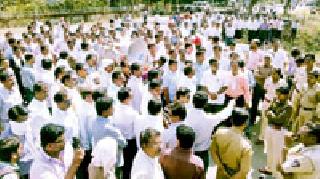 Teachers fall on ZWP | शिक्षकांची झेडपीवर धडक