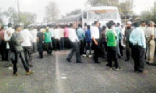 Lassina Chakkjam after the youth crashed with the truck | तरुणाला ट्रकने चिरडल्याने लासिनात चक्काजाम Lassina Chakkjam after the youth crashed with the truck | तरुणाला ट्रकने चिरडल्याने लासिनात चक्काजाम