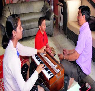 Mother Saraswati and Shardaahi for him! | त्याच्यासाठी आईच सरस्वती अन् शारदाही!