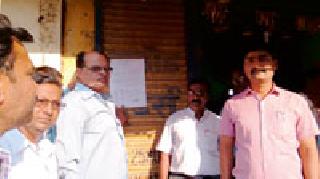 False seal for the taxpayer Sanmitar civil credit society | करबुडव्या सन्मित्र नागरी पतसंस्थेला ठोकले सील False seal for the taxpayer Sanmitar civil credit society | करबुडव्या सन्मित्र नागरी पतसंस्थेला ठोकले सील