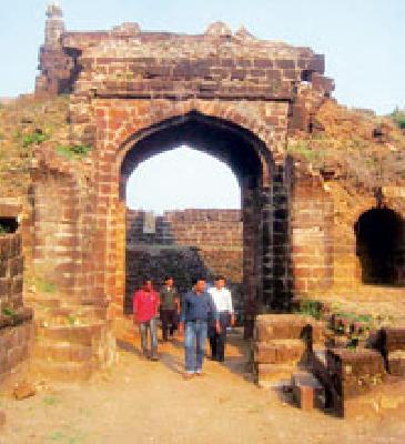 The beautification of the Vairagarh fort was laid | वैरागड किल्ल्याच्या सौंदर्यीकरणाचे काम रखडले