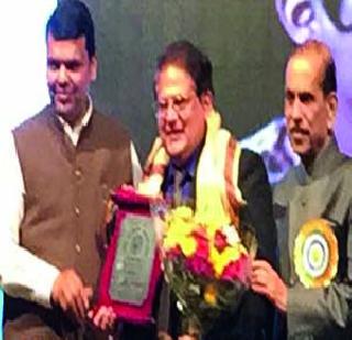 Mahesh Kotharena Awardees Award | महेश कोठारेंना उद्योगरत्न पुरस्कार Mahesh Kotharena Awardees Award | महेश कोठारेंना उद्योगरत्न पुरस्कार