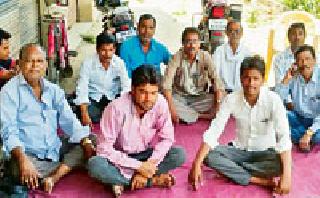 Due to the collapse of postmen, the papers of the answer sheet fall | डाकसेवकांच्या संपामुळे उत्तरपत्रिकेचे गठ्ठे पडून