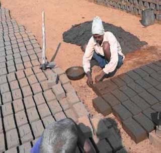 Lack of rupee losses to rampant producers | अवकाळी पावसाने वीट उत्पादकांचे लाखो रुपयांचे नुकसान Lack of rupee losses to rampant producers | अवकाळी पावसाने वीट उत्पादकांचे लाखो रुपयांचे नुकसान