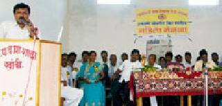 Women deny the narrowed attitude | महिलांनी संकुचित वृत्ती नाकारावी