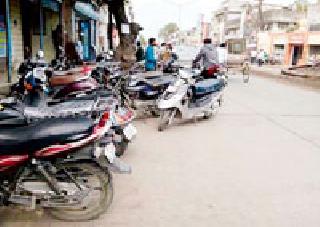 Traffic congestion due to vertical vehicles | उभ्या वाहनांमुळे वाहतुकीचा पचका Traffic congestion due to vertical vehicles | उभ्या वाहनांमुळे वाहतुकीचा पचका